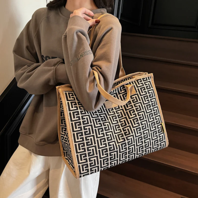 Élanora Tote Bag - Image 4