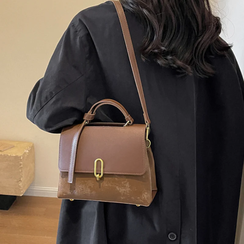 Retro Gold Clasp Messenger Handbag - Image 4