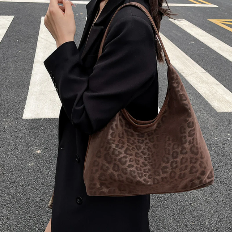 Wild Chic Shoulder Bag - Image 4
