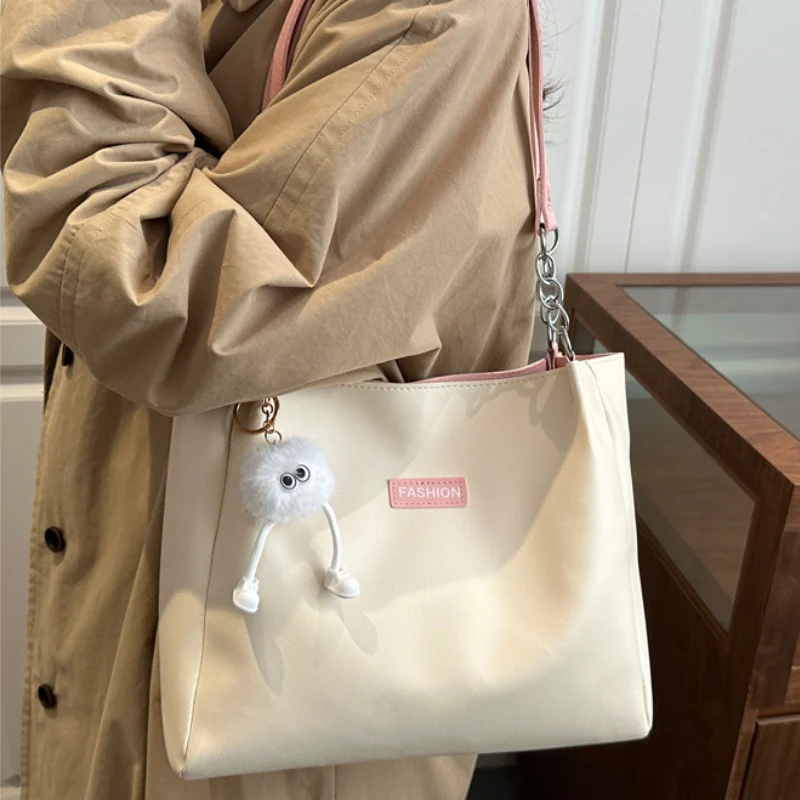Women's Sleek Shoulder Bag with Chain Accents - Image 4
